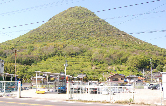 坂出工場は讃岐富士の麓に位置
